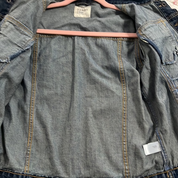 Old Navy Large jean jacket. Excellent used condition. 100% cotton. Med/dark blue - Picture 8 of 10